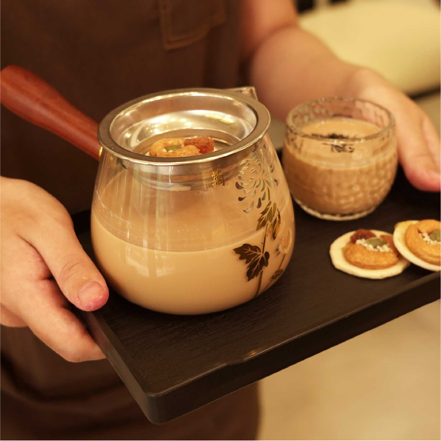 Khách hàng thư giãn với trà 4