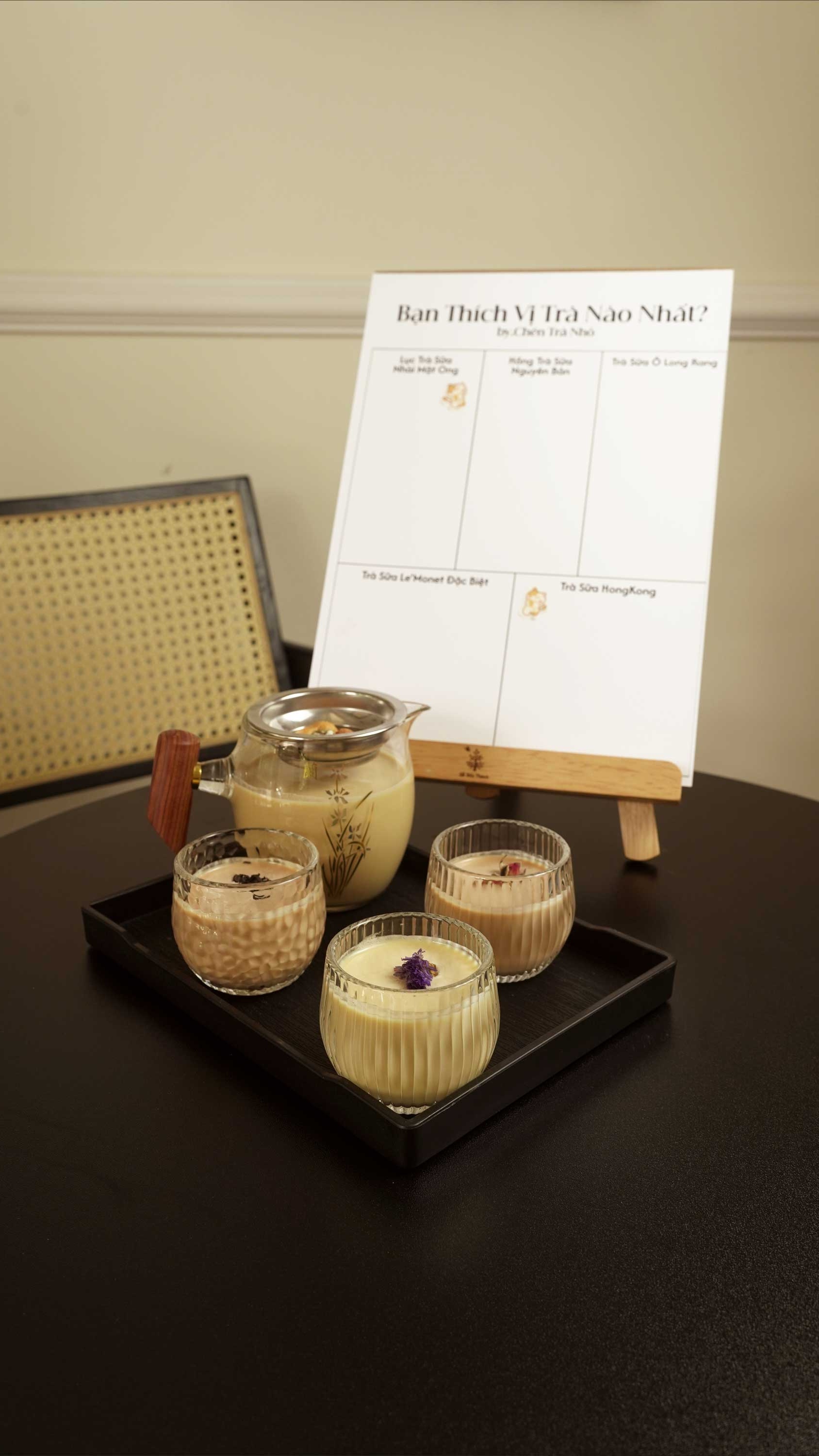 Khách hàng chụp ảnh kỷ niệm 6